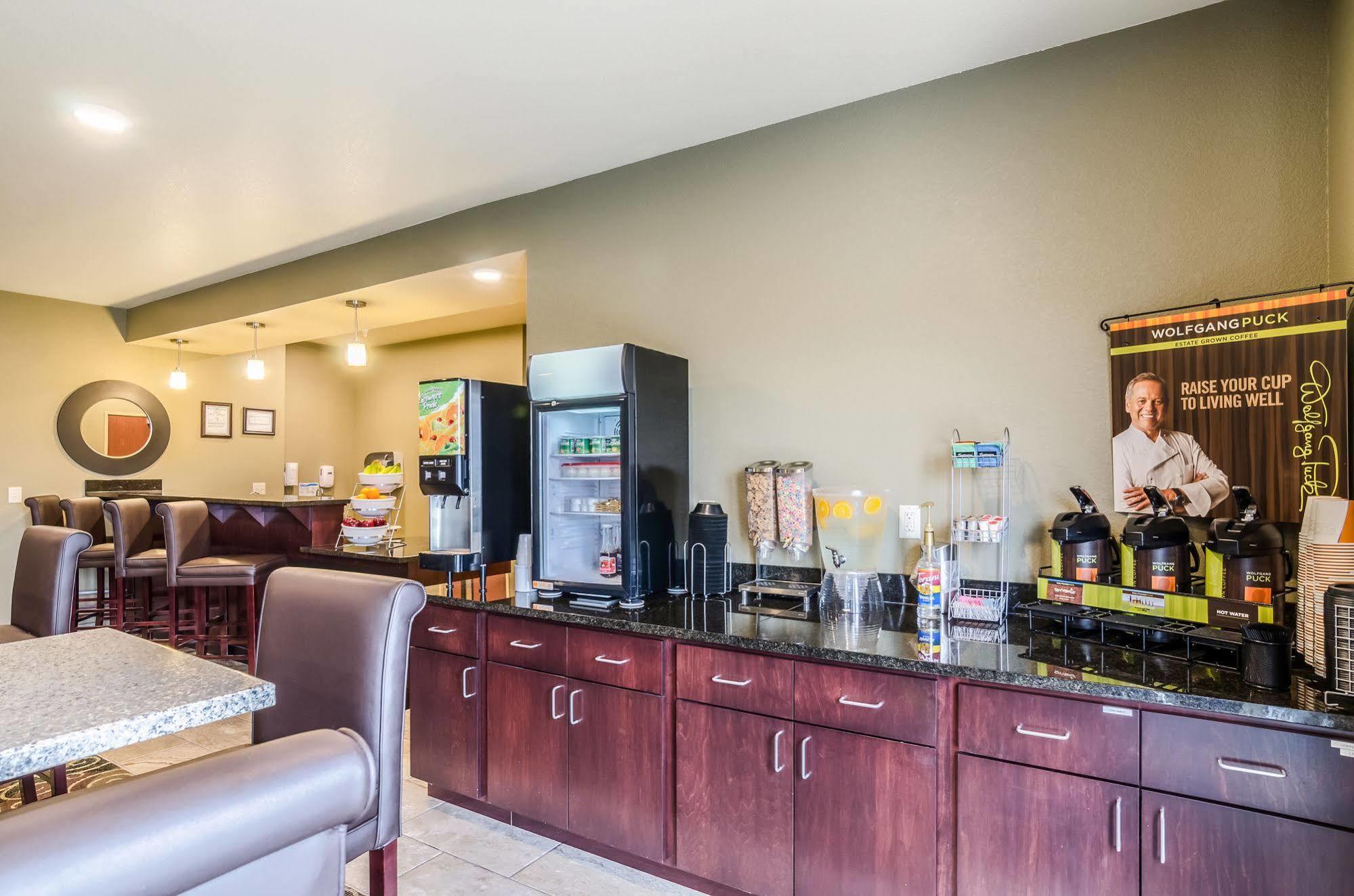 Cobblestone Hotel & Suites - Mccook Dış mekan fotoğraf